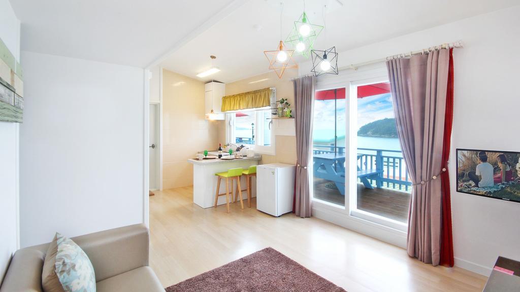 Blue & White Pension Namhae Ngoại thất bức ảnh